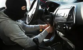 زمین گیر شدن سارق خودرو با شلیک پلیس
