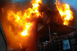 آتش‌سوزی گسترده یک انبار مواد غذایی در سه‌راه تهرانپارس/ ویدئو