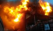 آتش‌سوزی گسترده یک انبار مواد غذایی در سه‌راه تهرانپارس/ ویدئو