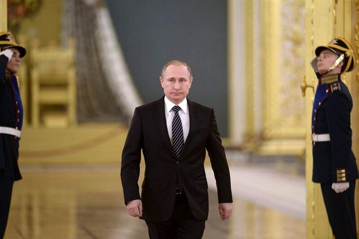 چرا دست راست پوتین هنگام راه رفتن ثابت است؟/ ویدئو