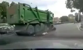 زیرگرفتن مرگبار یک موتور سوار توسط کامیون/ ویدئو

