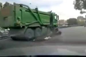 زیرگرفتن مرگبار یک موتور سوار توسط کامیون/ ویدئو

