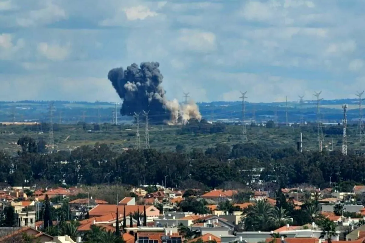 حمله ایران به نیروگاه برق «الخضیره» در بندر حیفا اسرائیل/ برق الخضیره در پی این حمله موشکی قطع شده است/ ویدئو