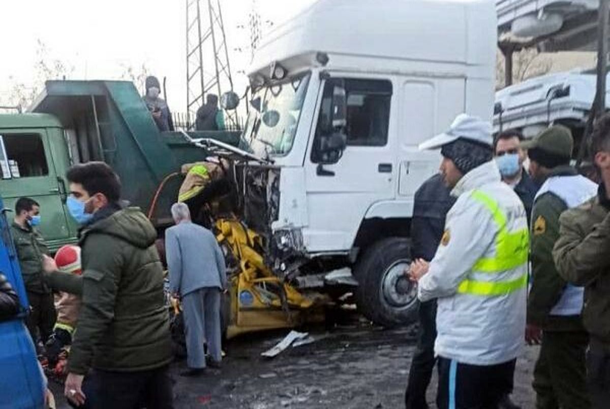 برخورد یک تریلی با ۱۵ خودرو در گیلاوند تهران