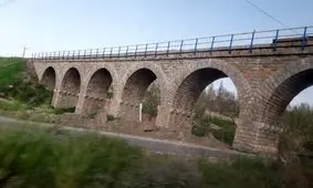 پل راه آهن هفت چشمه در شهرستان میانه مورد اصابت دشمن قرار گرفت

