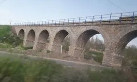 پل راه آهن هفت چشمه در شهرستان میانه مورد اصابت دشمن قرار گرفت

