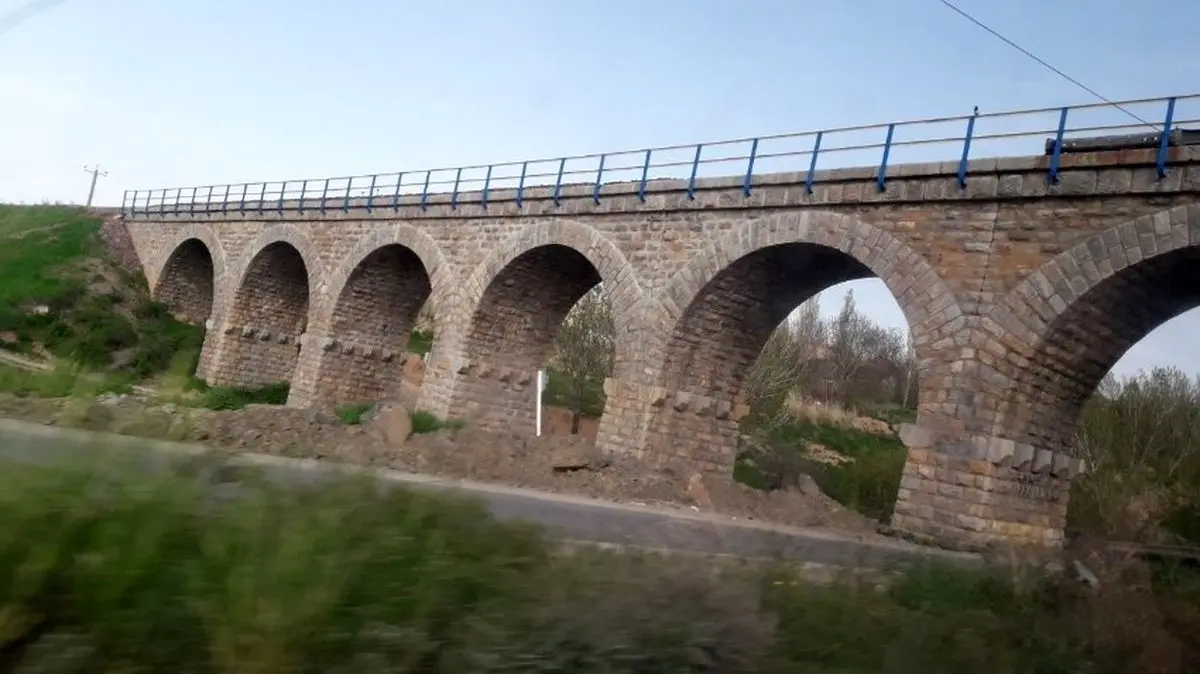 پل راه آهن هفت چشمه در شهرستان میانه مورد اصابت دشمن قرار گرفت

