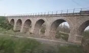 پل راه آهن هفت چشمه در شهرستان میانه مورد اصابت دشمن قرار گرفت

