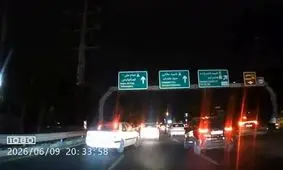 لحظه کف زنی موبایل وسط اتوبان حکیم! / ویدئو