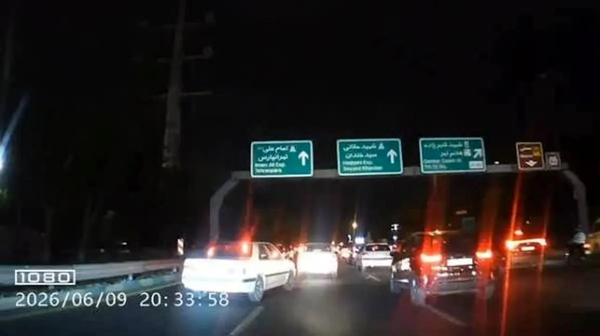 لحظه کف زنی موبایل وسط اتوبان حکیم! / ویدئو