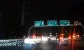 لحظه کف زنی موبایل وسط اتوبان حکیم! / ویدئو