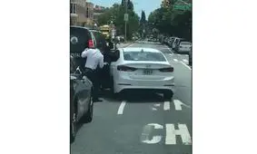 لحظه هولناک له کردن یک زورگیر توسط راننده در وسط خیابان/ ویدئو