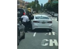 لحظه هولناک له کردن یک زورگیر توسط راننده در وسط خیابان/ ویدئو
