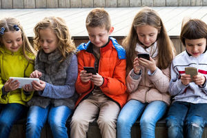 وابستگی کودکان به تلفن همراه؛ نشانه‌هایی که باید جدی بگیرید