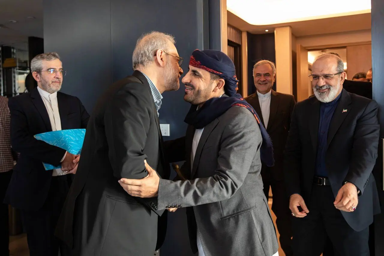 تصاویر تازه از دیدار و گفتگو لاریجانی با سخنگوی انصارالله یمن + عکس