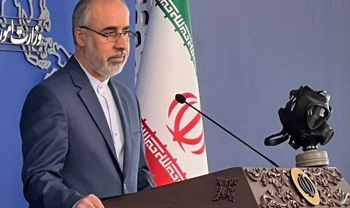 آغاز متفاوت نشست خبری سخنگوی وزارت خارجه/ کنعانی با ماسک شیمیایی حضور یافت/ ویدئو