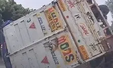 لحظه واژگونی کامیون پس از برخورد با شاسی‌بلند/ ویدئو 