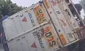 لحظه واژگونی کامیون پس از برخورد با شاسی‌بلند/ ویدئو 