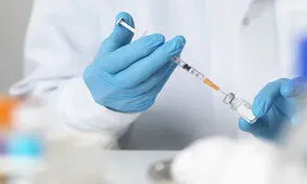 آیا تزریق آمپول و سرُم روزه را باطل می‌کند؟ 