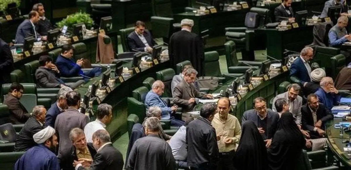 یک نماینده در پیامکی به یکی از وزرا: چرا در حکم انتصاب پدرزنم برای فلان شرکت، وقت تلف می کنی؟/ وزرا می ترسند بگویند نمایندگان به آنها فشار می آورند

