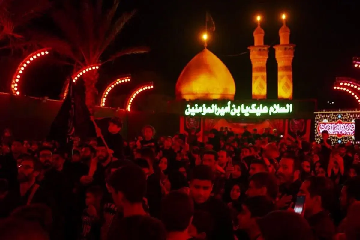 لحظه معنوی سرخ شدن چراغ‌های بین‌الحرمین همزمان با آغاز محرم/ ویدئو