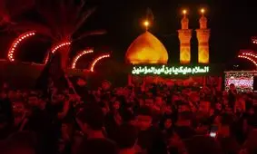 لحظه معنوی سرخ شدن چراغ‌های بین‌الحرمین همزمان با آغاز محرم/ ویدئو