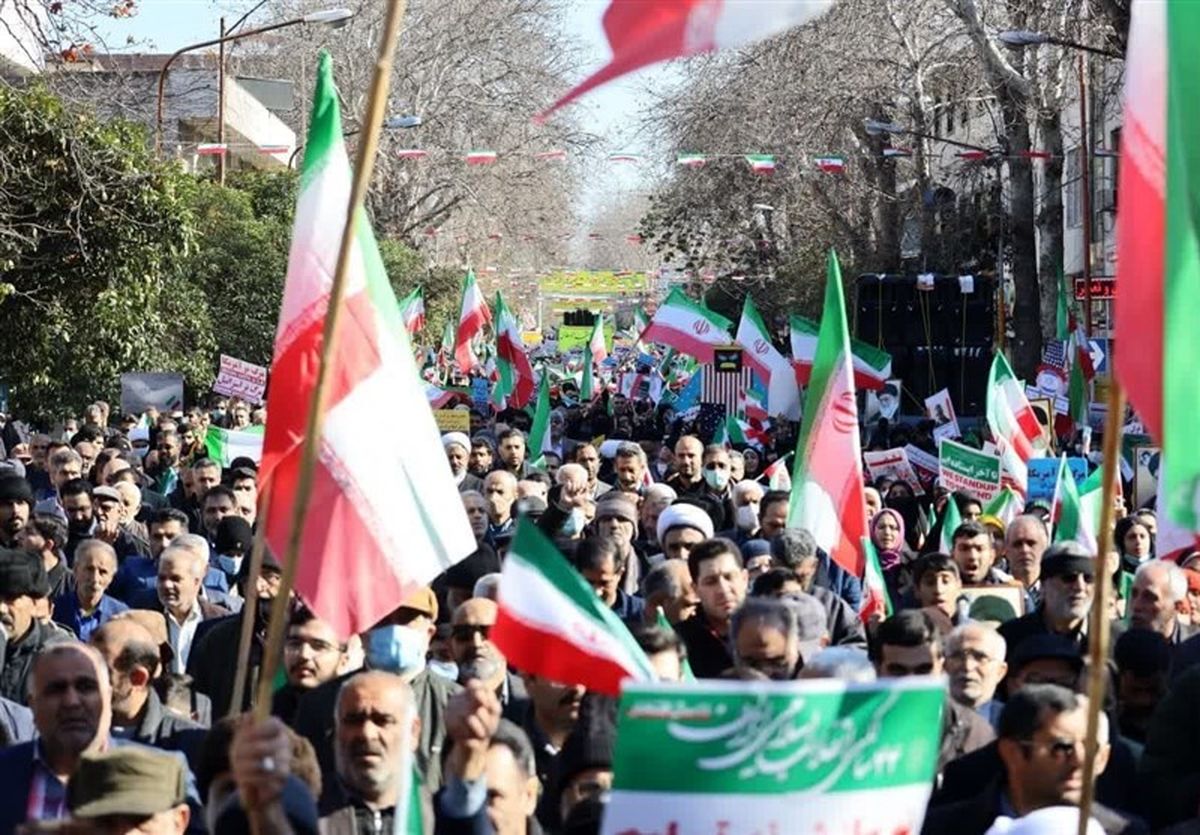 پوشش عجیب یک زن در راهپیمایى ٢٢ بهمن فضاى مجازى را منفجر کرد/ تصویر