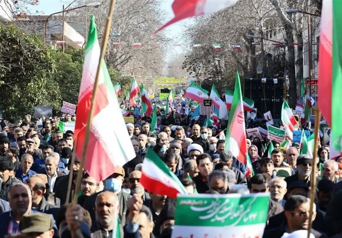 پوشش عجیب یک زن در راهپیمایى ٢٢ بهمن فضاى مجازى را منفجر کرد/ تصویر