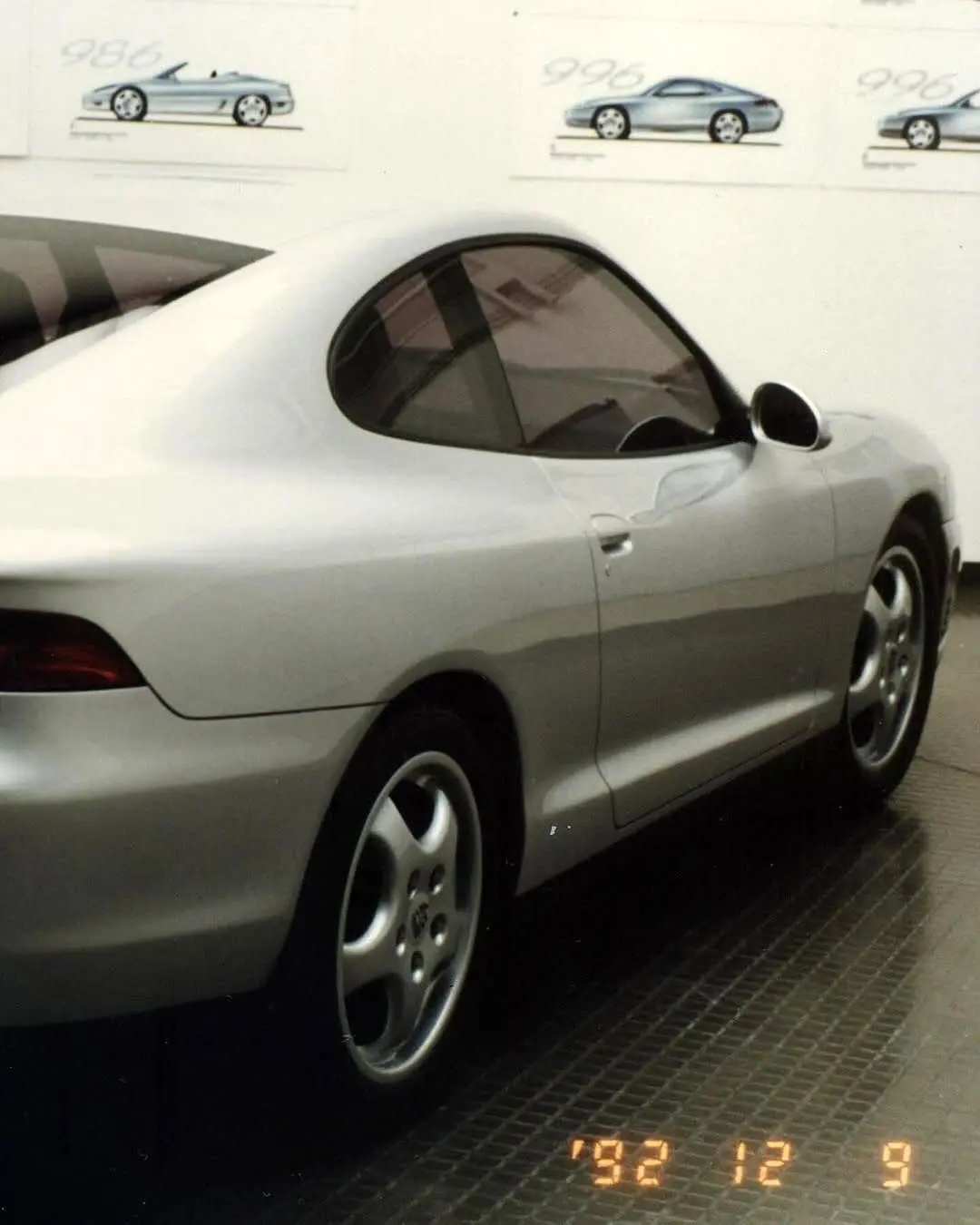 تصویری از طرح‌های پیشنهادی شرکت طراحی برتونه برای خودروهای اسپرت پورشه ۹۱۱ (کد ۹۹۶) و پورشه باکستر (کد ۹۸۶) مربوط به سال ۱۹۹۲؛ این طرح‌ها نمایانگر تلاش پورشه برای صرفه‌جویی در هزینه‌ها از طریق اشتراک‌گذاری قطعات بین دو مدل در دوران بحران مالی هستند.