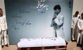 سنج و دمام زنی محسن شریفیان در کنار علی مردانه در مراسم تشییع پیکر ناصر تقوایی/ ویدئو