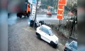 واژگونی کامیون بر روی پراید در جاده امام زاده هاشم/ ویدئو