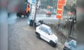 واژگونی کامیون بر روی پراید در جاده امام زاده هاشم/ ویدئو