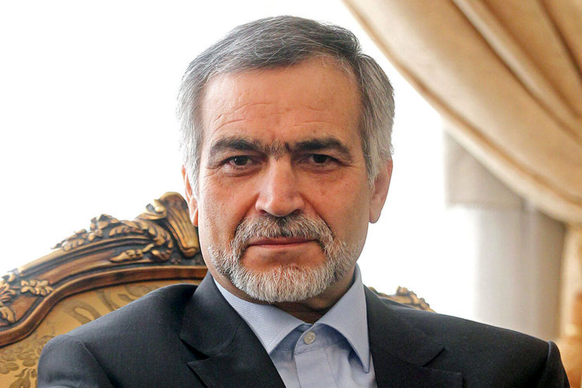 ظاهر متفاوت حسین فریدون در داروخانه بیمارستان خاتم الانبیا/ عکس

