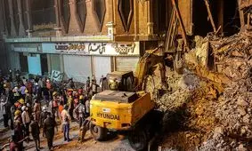 لحظه خارج کردن پیکر یکی از جانباختگان حادثه متروپل/ ویدئو