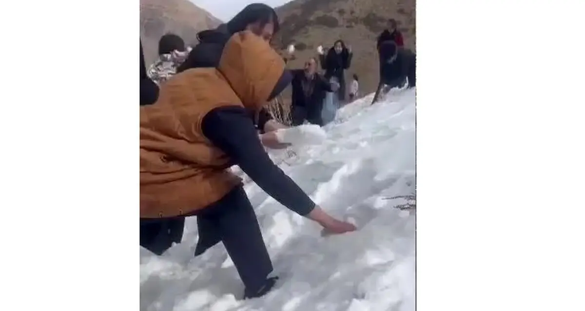 برف بازی و شادی دانش‌آموزان‌ کرمانی، قبل از حادثه تلخ تصادف/ ویدئو

