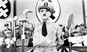 چارلی چاپلین در سکانسی از فیلم «دیکتاتور بزرگ» / ویدئو