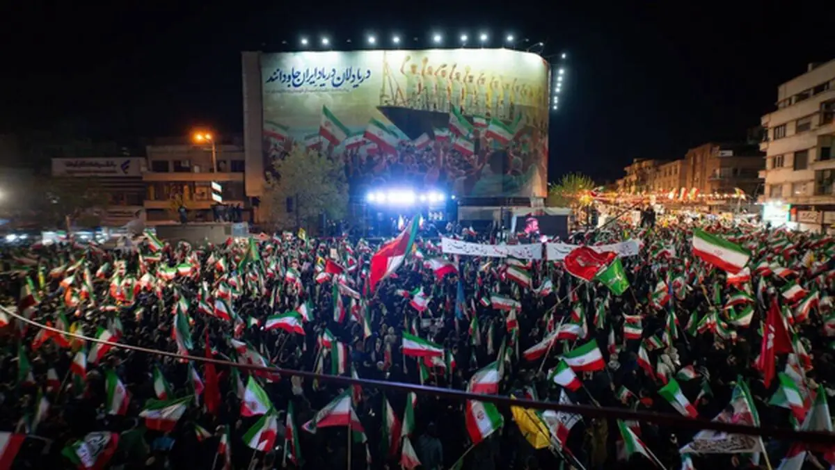 هشدار روزنامه جمهوری اسلامی در مورد منحرف کردن تجمعات شبانه/ برخی صاحبان تریبون به عامل دشمن تبدیل شده اند