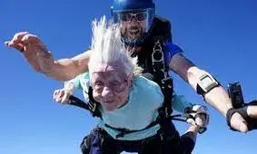 زن آمریکایی ۱۰۴ ساله رکورد مسن‌ترین چترباز جهان را شکست