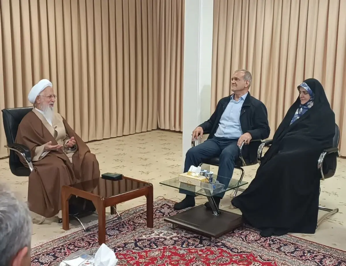 آیت الله جوادی آملی در دیدار پزشکیان: مسائلی مانند حجاب با فشار حل نمی‌شود/ باید همه سعی کنیم که نه بیراهه برویم و نه راه کسی را ببندیم
