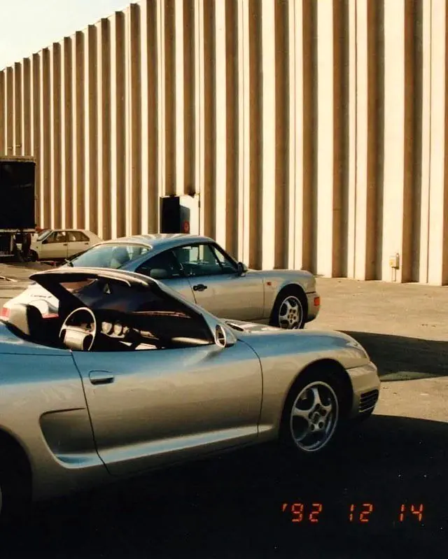 تصویری از طرح‌های پیشنهادی شرکت طراحی برتونه برای خودروهای اسپرت پورشه ۹۱۱ (کد ۹۹۶) و پورشه باکستر (کد ۹۸۶) مربوط به سال ۱۹۹۲؛ این طرح‌ها نمایانگر تلاش پورشه برای صرفه‌جویی در هزینه‌ها از طریق اشتراک‌گذاری قطعات بین دو مدل در دوران بحران مالی هستند.