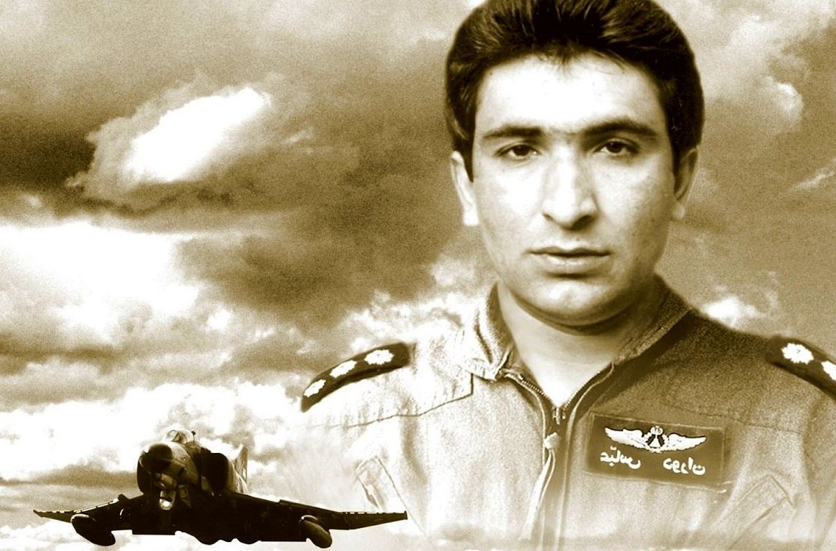 سفر در زمان؛ «شهید عباس دوران» با لباس خلبانی در کنار جنگنده اش؛ دهه 50