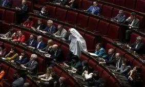 نماینده ایتالیایی با لباس شبح وارد پارلمان شد/ ویدئو
