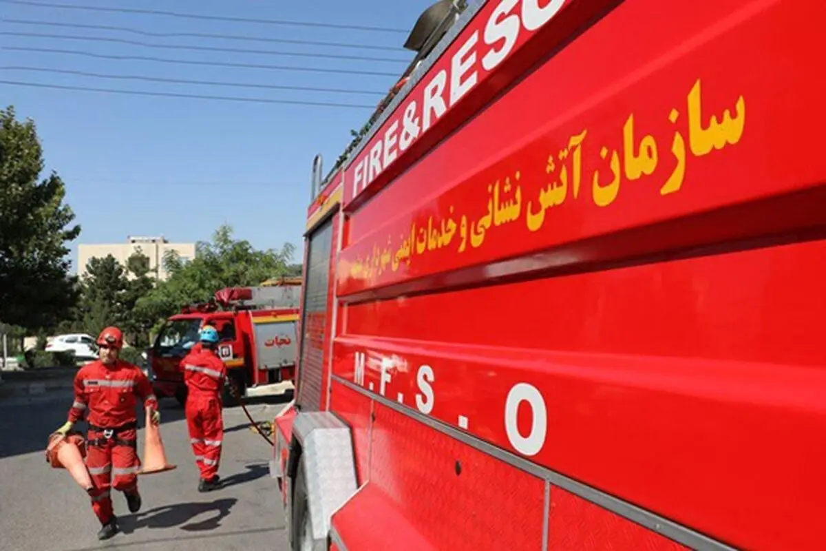 آتش سوزی سنگین سوله ٢ هزار متر مربعی در بزرگراه پیامبر اعظم(ص) مشهد/ عکس

