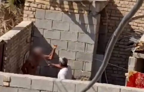 صحنه کتک زدن پدر آبادانی توسط پسر ناخلفش/ ویدئو