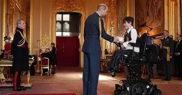 دختر ۱۱ ساله‌ای که شوالیه شد کیست؟