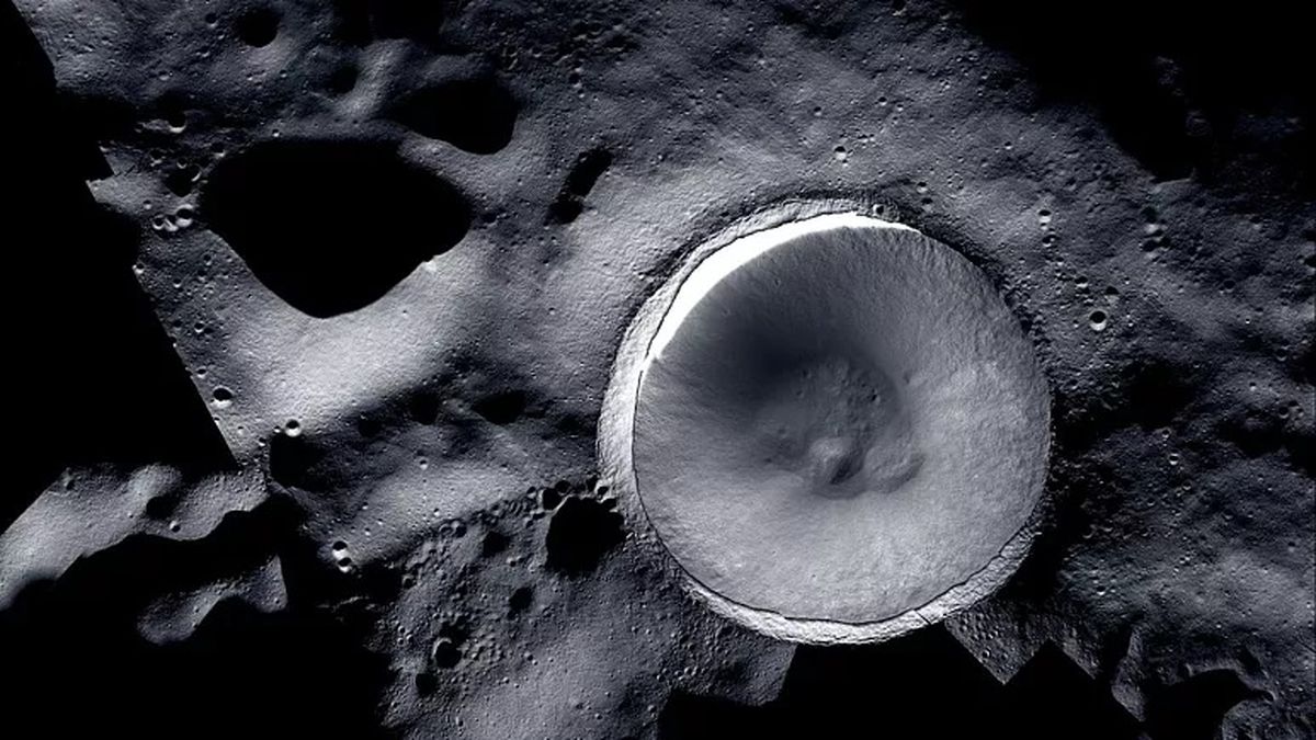 انتشار تصویر خیره‌کننده ناسا از دهانه مرموز «شکلتون» بر روی سطح کره ماه

