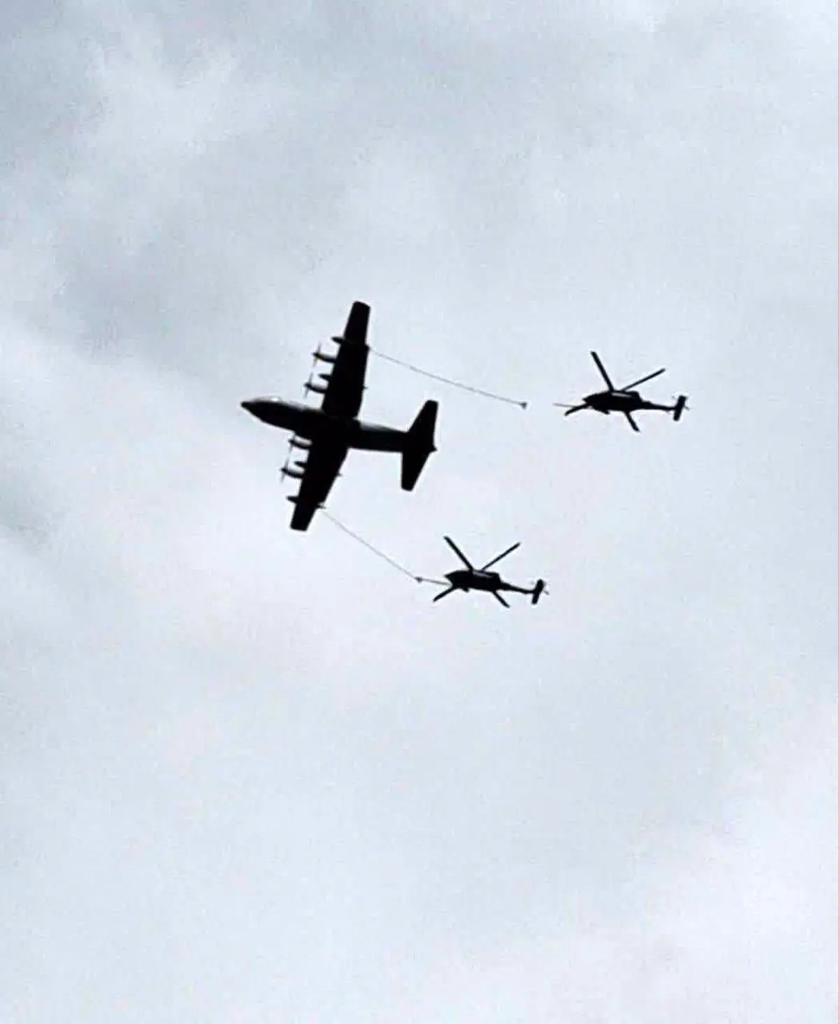 تصویری از سوخت گیری بالگردهای آمریکایی در آسمان کشور/  ویدئو