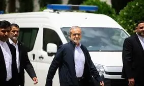 تصاویری از ژست راه رفتن مسعود پزشکیان در حاشیه جلسه هیات دولت/ هجوم میکروفون‌ها به سمت عراقچی