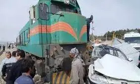 برخورد لوکوموتیو راه آهن زاهدان با یک دستگاه خودرو/ ویدئو