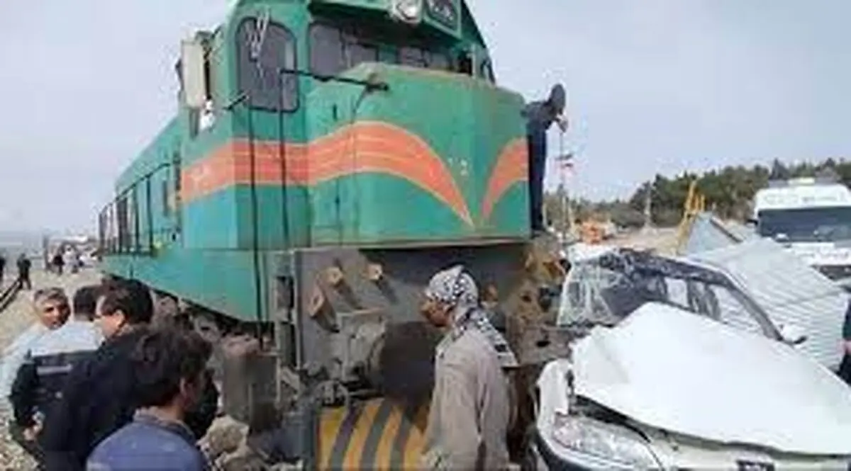 برخورد لوکوموتیو راه آهن زاهدان با یک دستگاه خودرو/ ویدئو